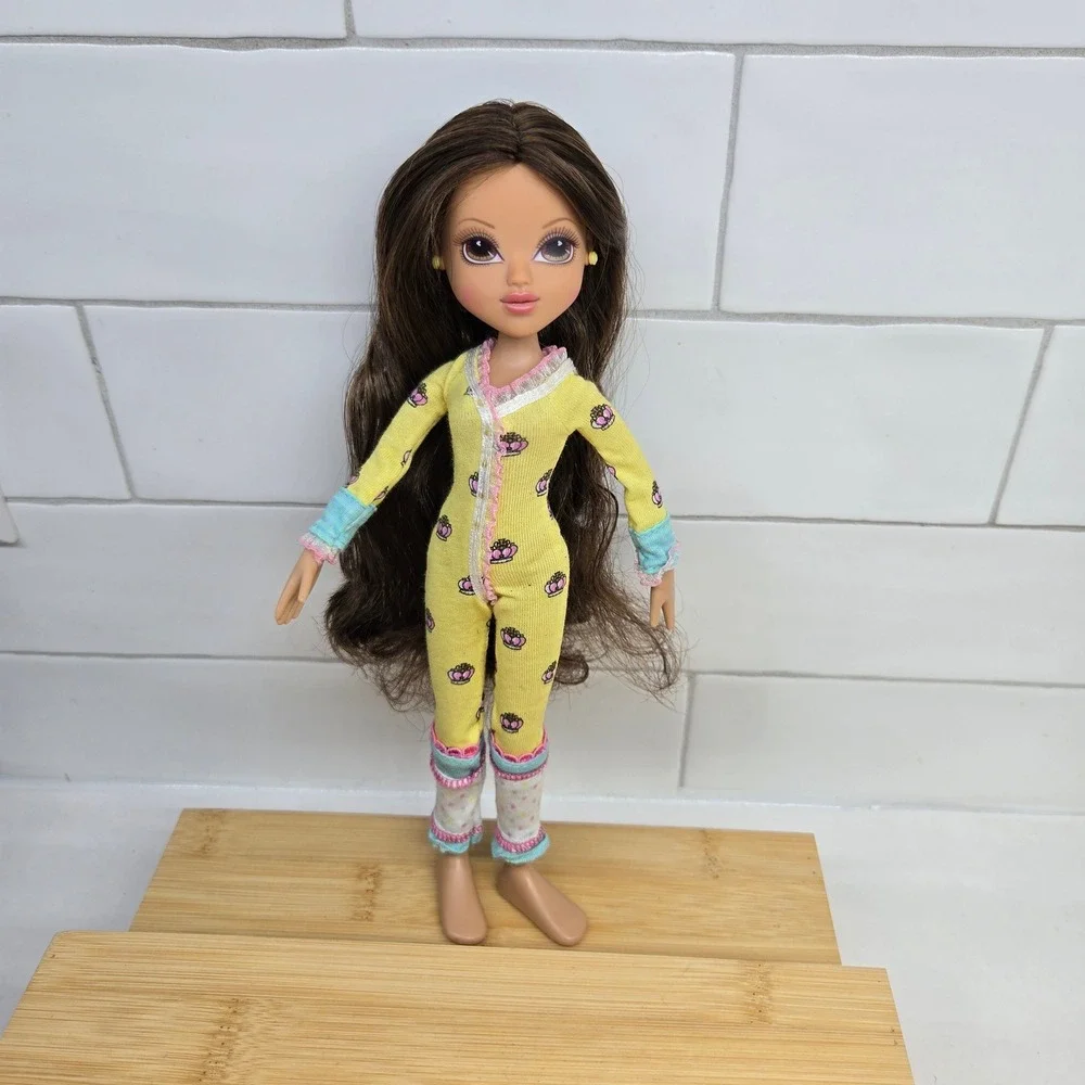 MGA Moxie Girlz Doll Brunette Brown Eyes Yellow Crown Pajama Romper Sleepover